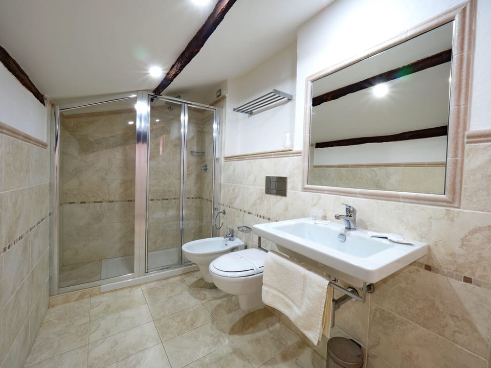 Design Double or Twin Room, Terrace | Minibar, in-room safe, desk, soundproofing