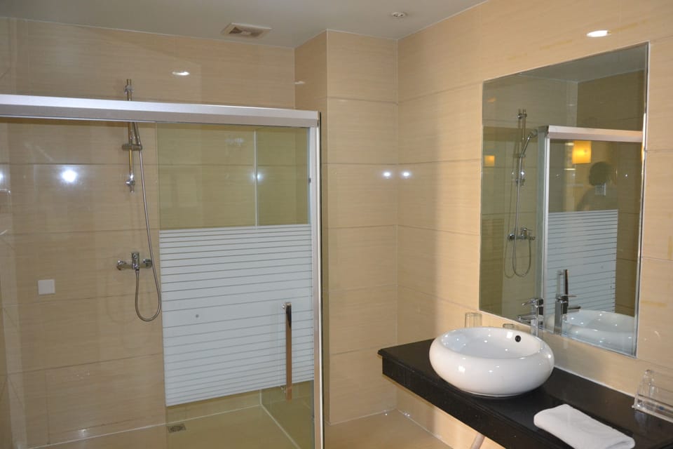 Deep soaking tub, free toiletries, hair dryer, slippers