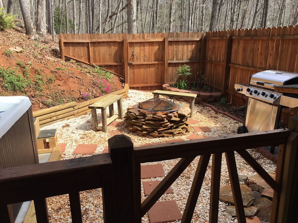 Private Atrium with Hot Tub, Gas Grill and Fire Pit. Great for Cool Fall Nites!