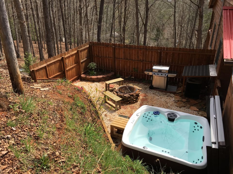 Private Atrium-New Hot tub and Gas Grill