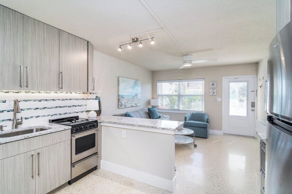 Stainless Appliances & fully stocked kitchen
