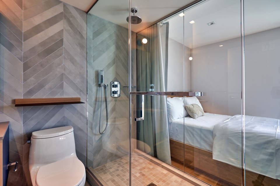 Premier Suite (Full Bed) | Premium bedding, memory foam beds, desk, laptop workspace