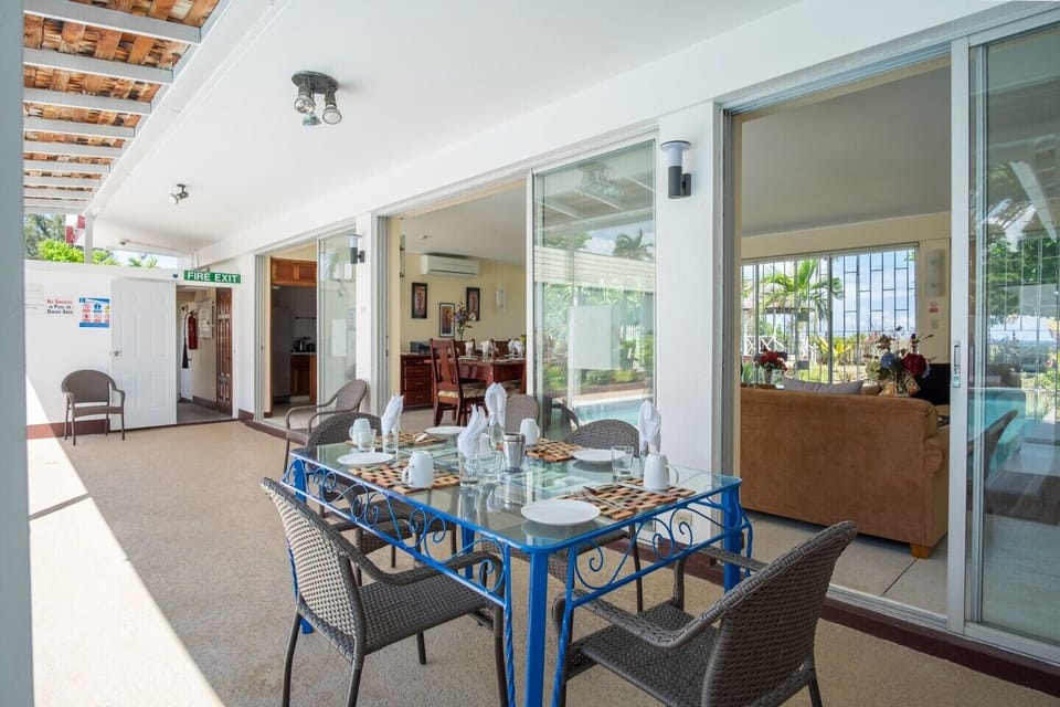 Alfresco Dining, poolside.