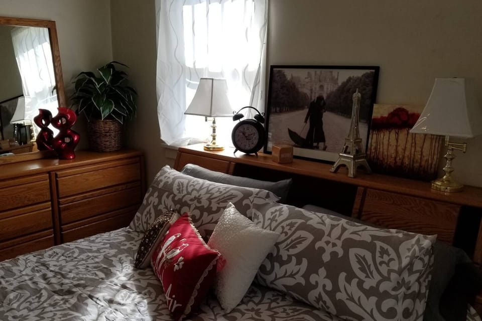 Bed just upgraded to a King Sized Memory Foam mattress with Bloomingdale's Bedding.  Bed set in this home is now Oak - Photos will be updated. 