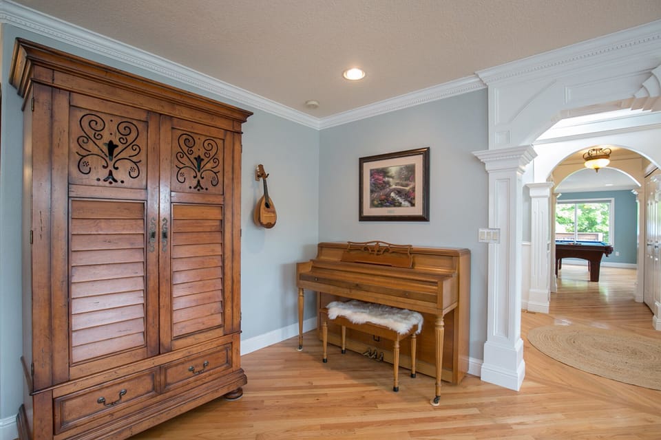 Piano and game wardrobe 