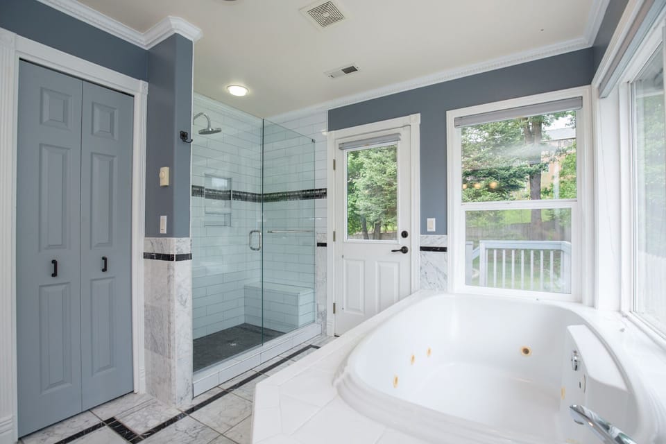 Master en suite with soaker tub, walk in shower and double vanity 