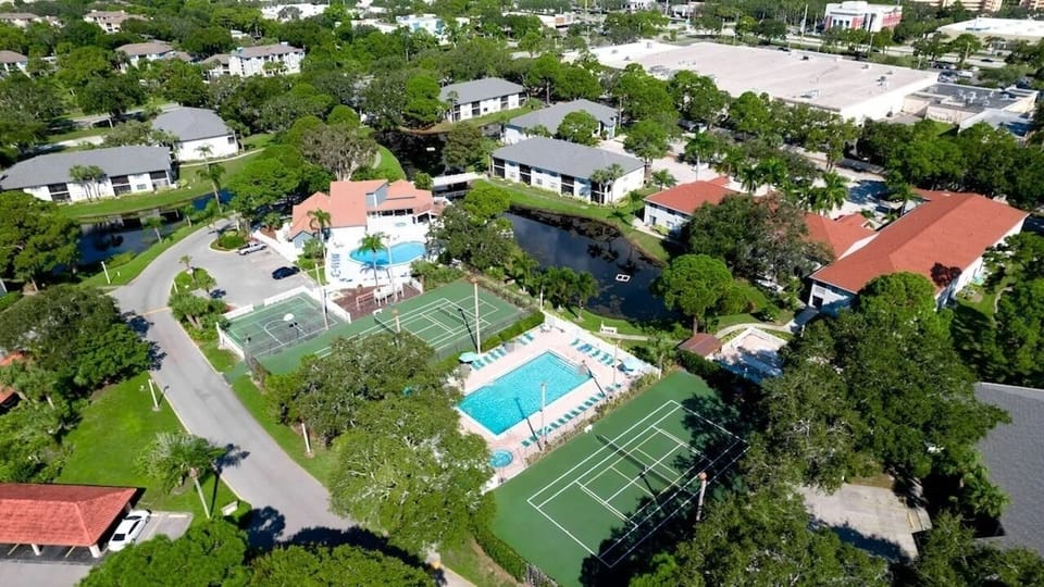 Aerial photo of Shorewalk. Great view of the clubhouse, pools and tennis courts.