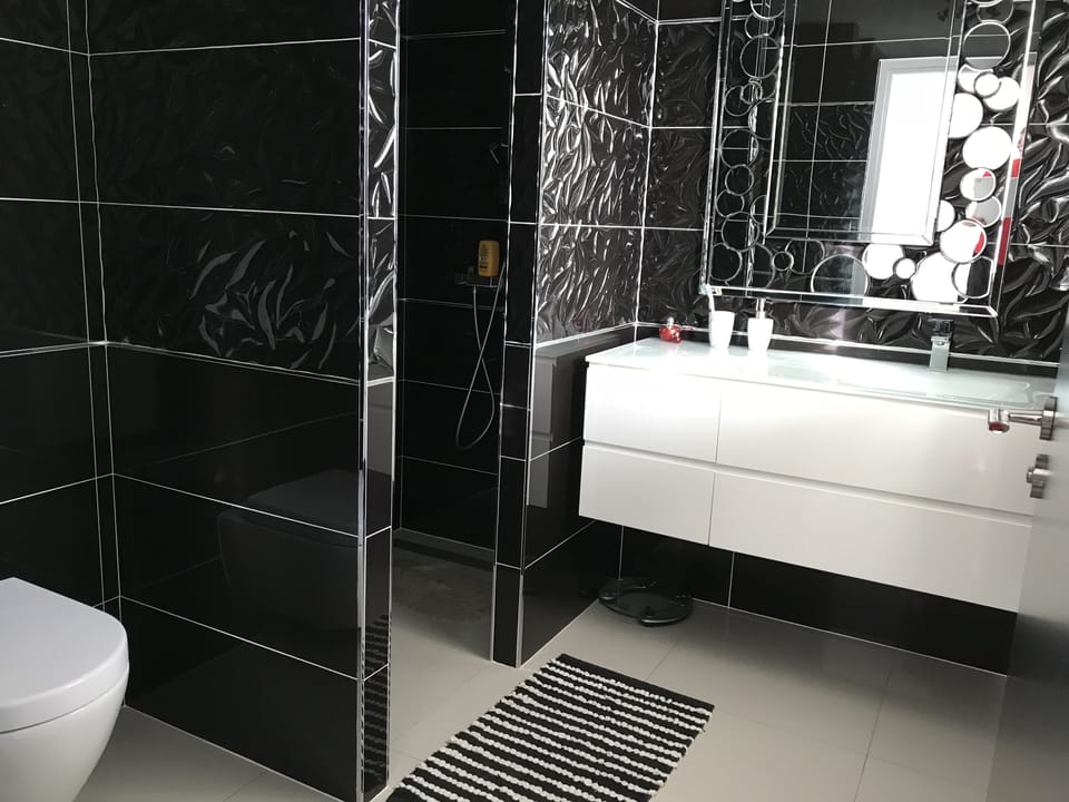 Double Room (Anais) | Bathroom | Shower, free toiletries, hair dryer, towels