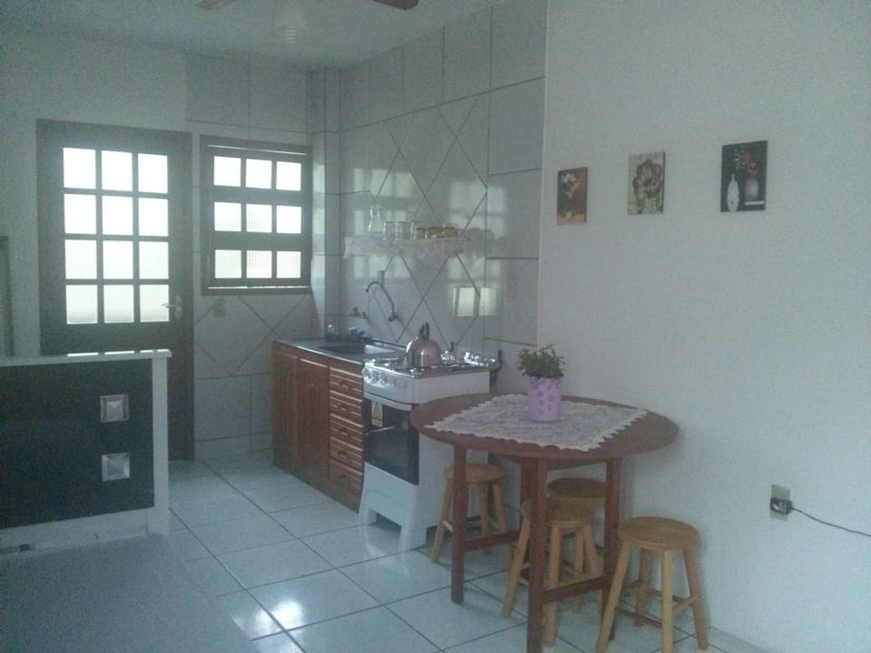 Economy Apartment | Private kitchen | Full-size fridge, oven, stovetop, cookware/dishes/utensils