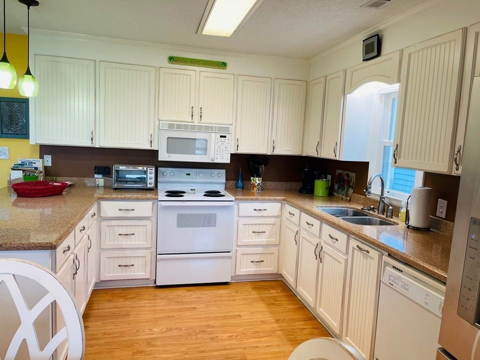 House, 3 Bedrooms | Private kitchen | Fridge, oven, coffee/tea maker, toaster