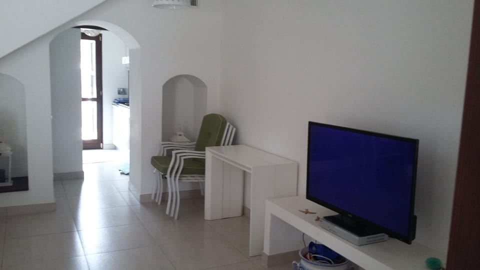 çoving room with TV Sat (SKY smart card)