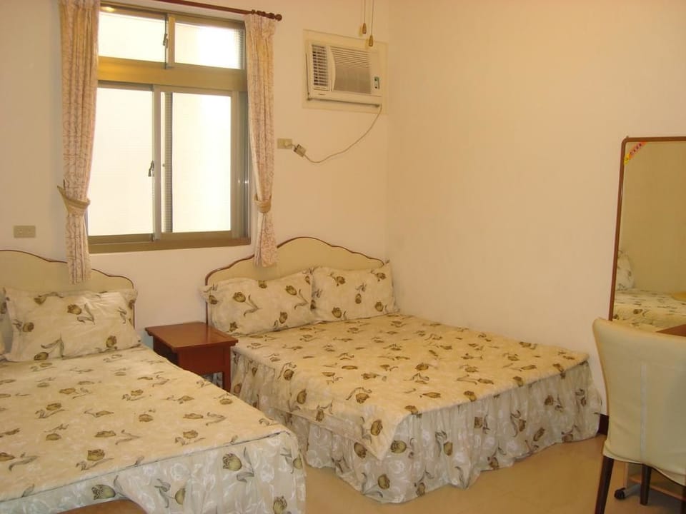 Standard Quadruple Room | Desk, rollaway beds, free WiFi