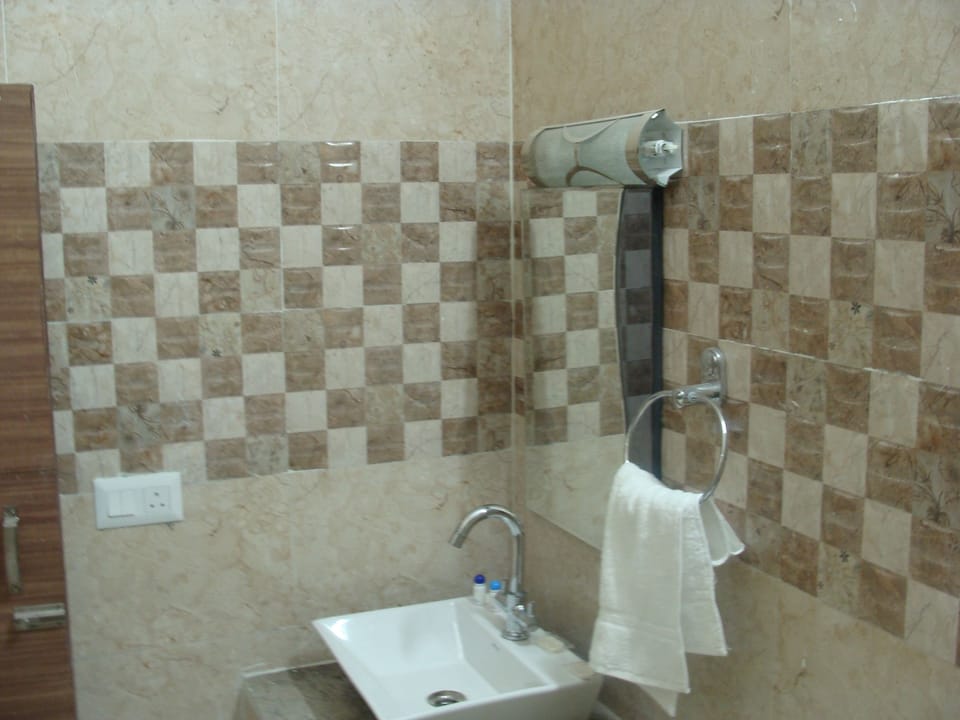 Executive Room, 1 King Bed | Bathroom | Shower, towels