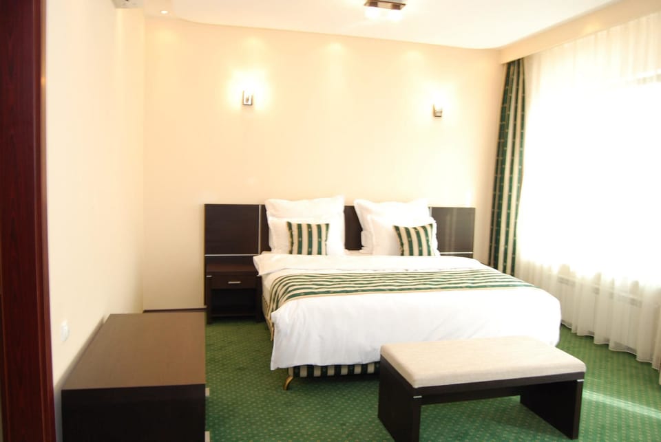 Junior Suite | Minibar, desk, blackout drapes, soundproofing