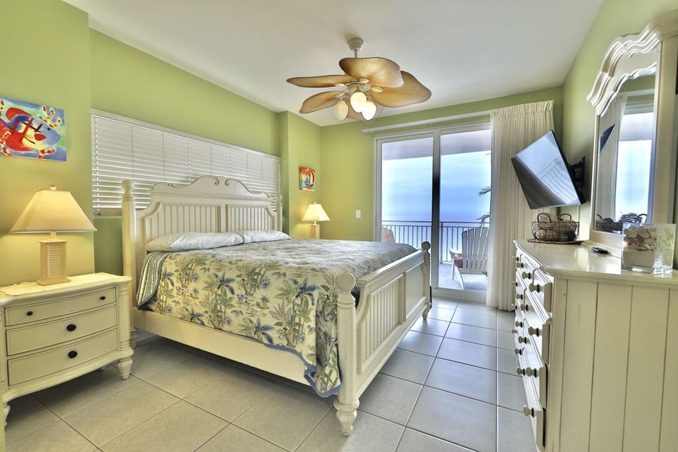King size bed in the gulf front master bedroom.