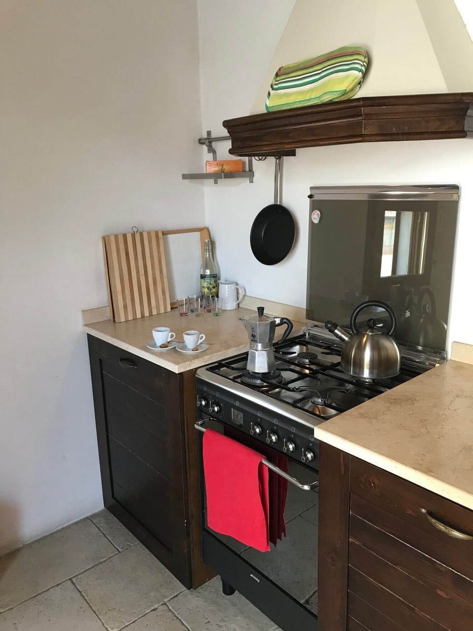 Kitchen facilities. Gas hob, cooker, washing machine, dishwasher, fridge/freezer