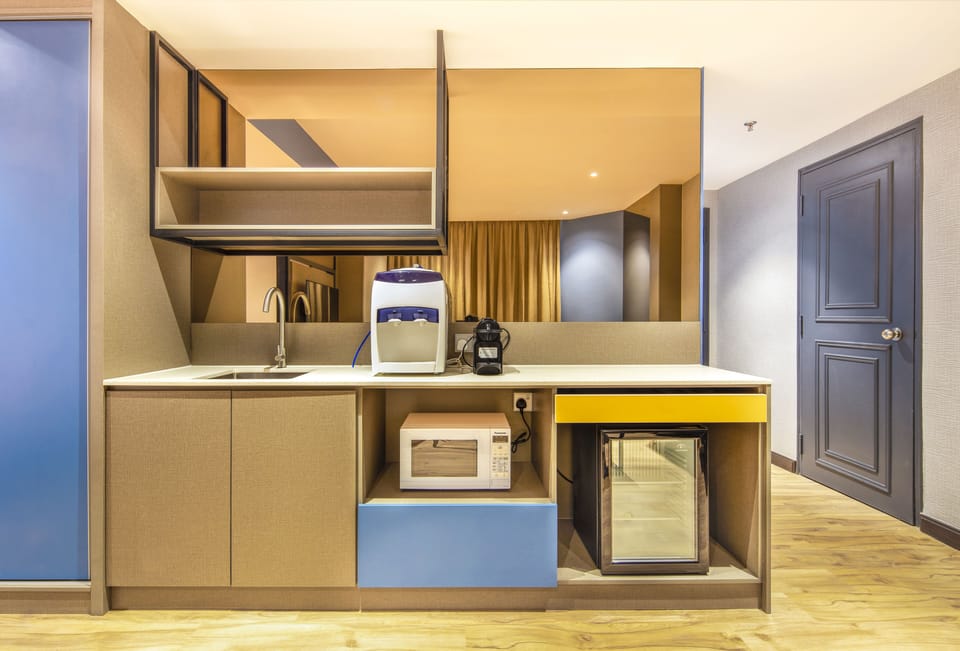Junior Suite | Private kitchenette | Fridge, coffee/tea maker