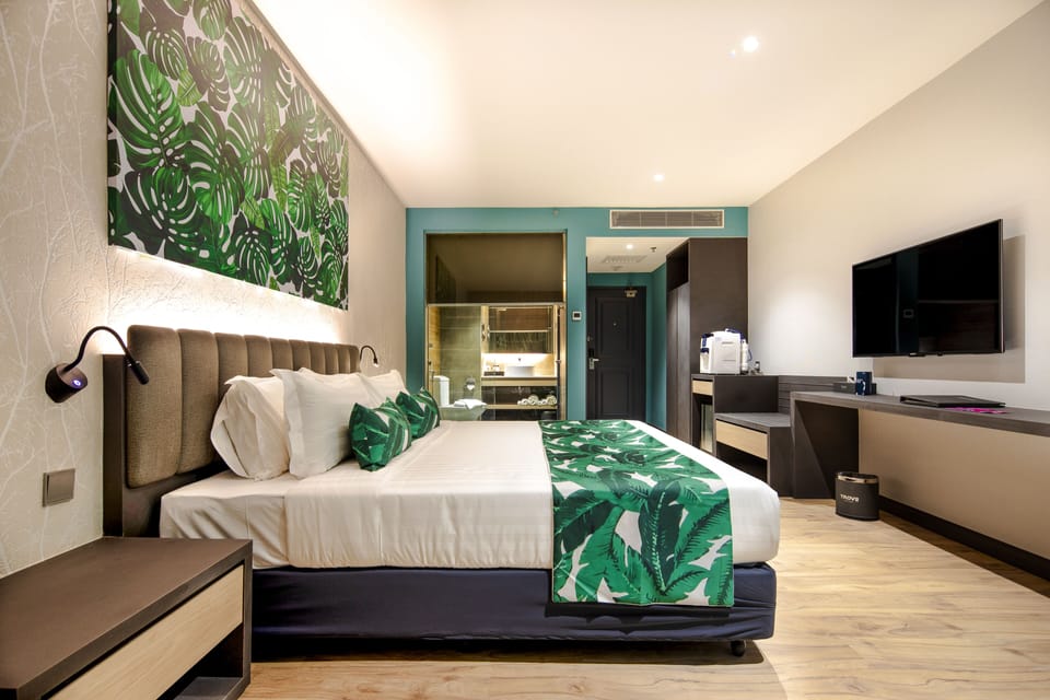 Deluxe King Room | Minibar, in-room safe, desk, iron/ironing board
