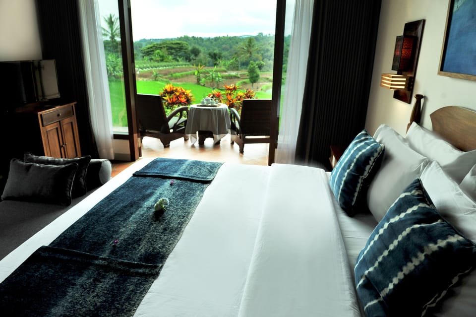 Junior Suite with Mountain View | Minibar, in-room safe, desk, laptop workspace