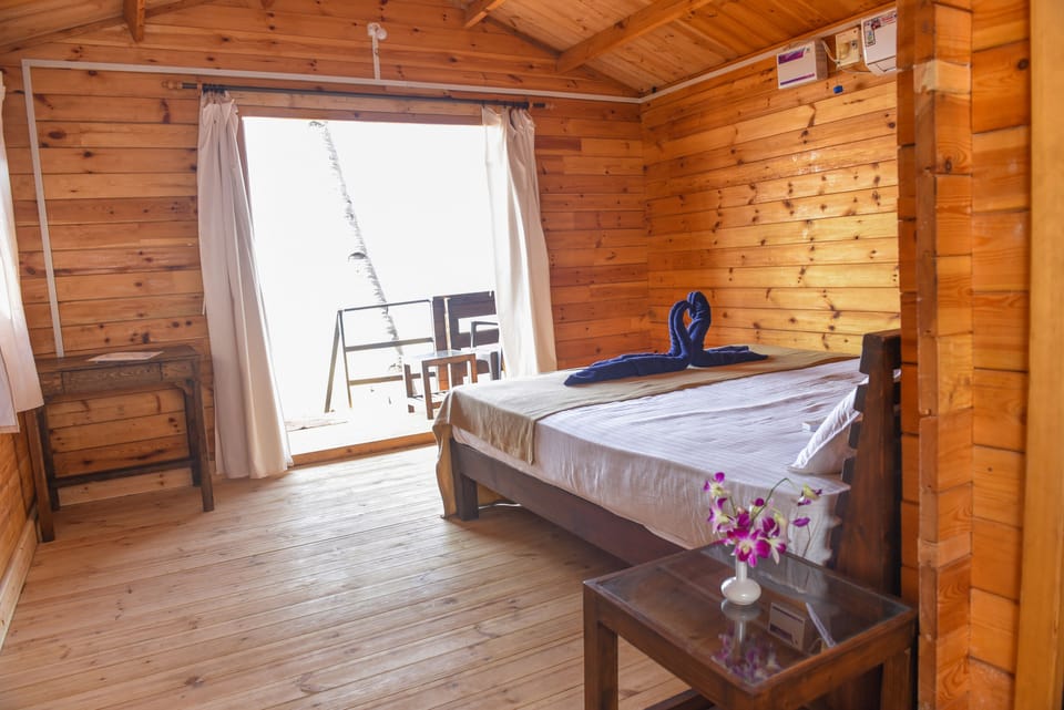 Deluxe first floor sea view cottage  | Desk, laptop workspace, WiFi (free), bed sheets