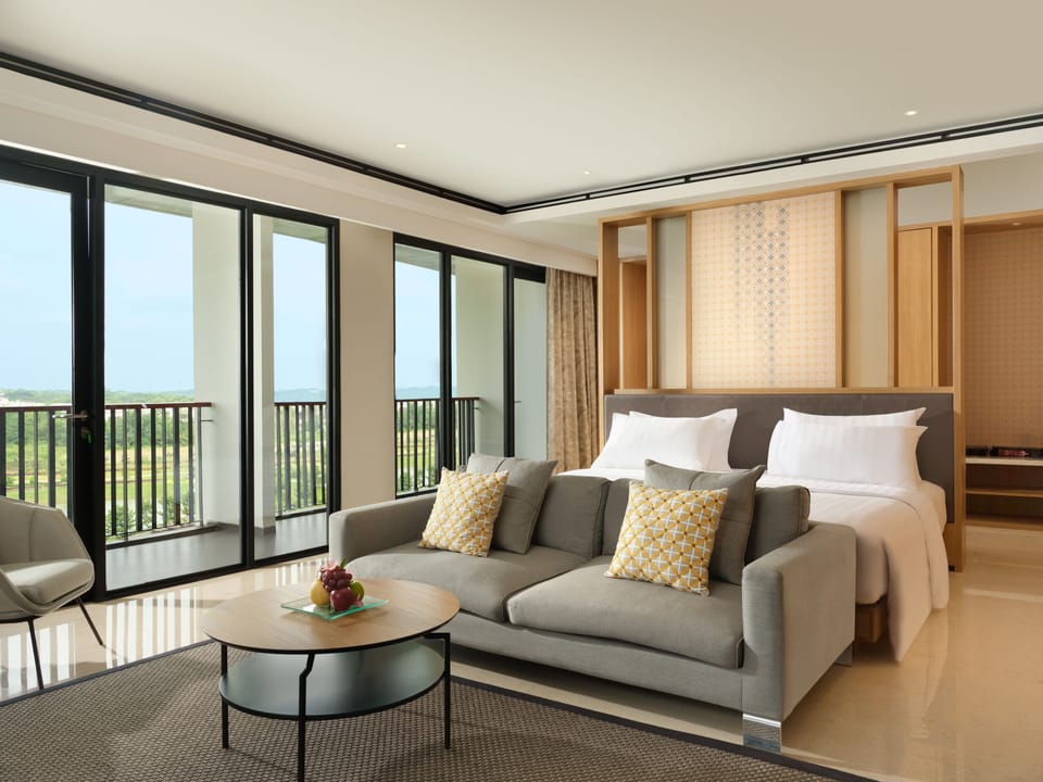 Suite | In-room safe, desk, WiFi (free), bed sheets