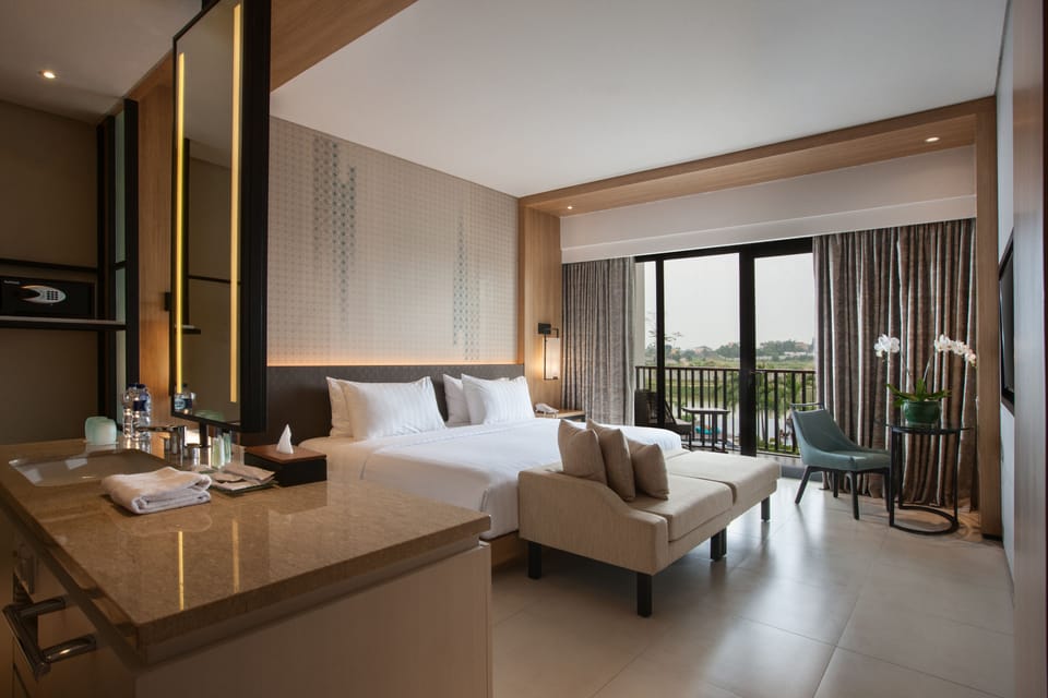 Deluxe Room Hollywood Lake View | In-room safe, desk, WiFi (free), bed sheets