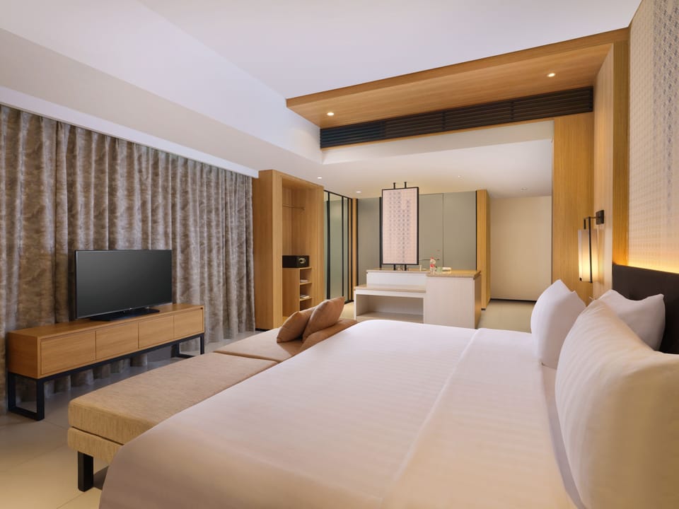Premier Double Room, Lake View | In-room safe, desk, WiFi (free), bed sheets