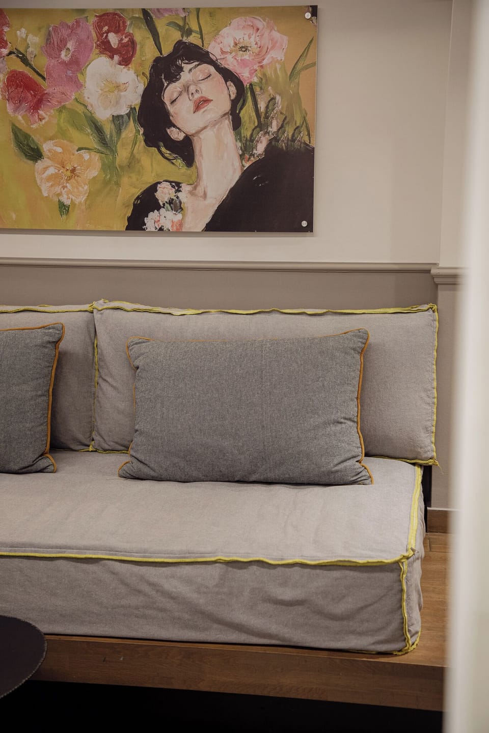 Sir Comfort Suite | Living area | Smart TV, Netflix
