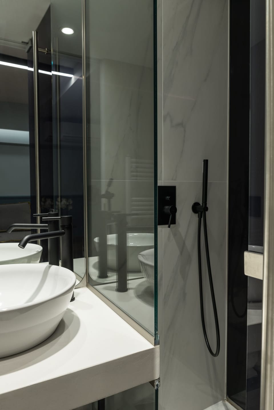 Sir Comfort Suite | Bathroom | Shower, designer toiletries, hair dryer, bathrobes