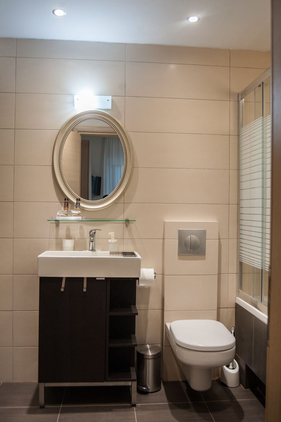 xxxApartment | Bathroom | Free toiletries, hair dryer, towels