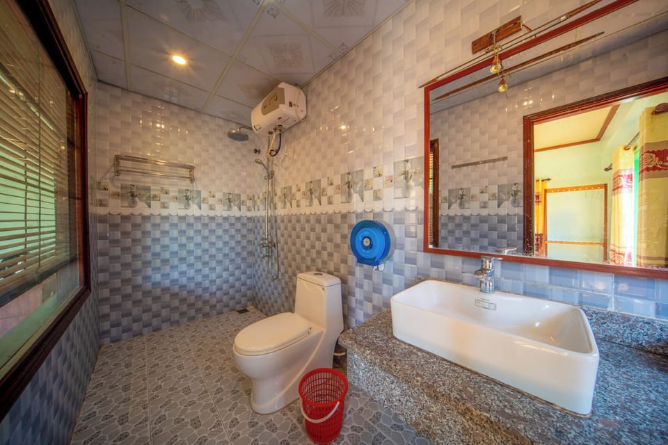 Deluxe King Room | Bathroom | Shower, free toiletries, hair dryer, bathrobes