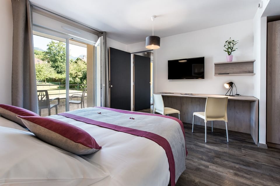 Family Room | Premium bedding, in-room safe, desk, iron/ironing board