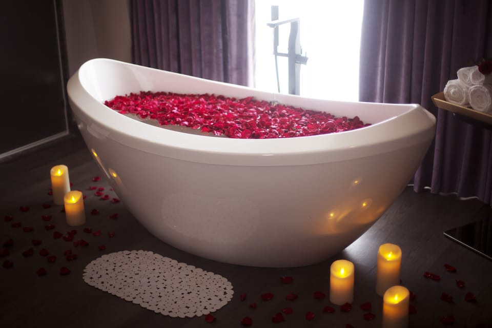 Presidential Room, 1 Bedroom, City View | Bathroom | Separate tub and shower, deep soaking tub, free toiletries, hair dryer