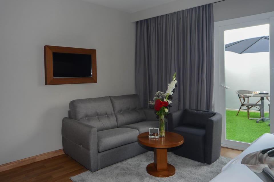 Deluxe Room | Premium bedding, in-room safe, desk, blackout drapes