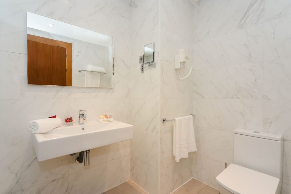 Deep soaking tub, free toiletries, hair dryer, bathrobes