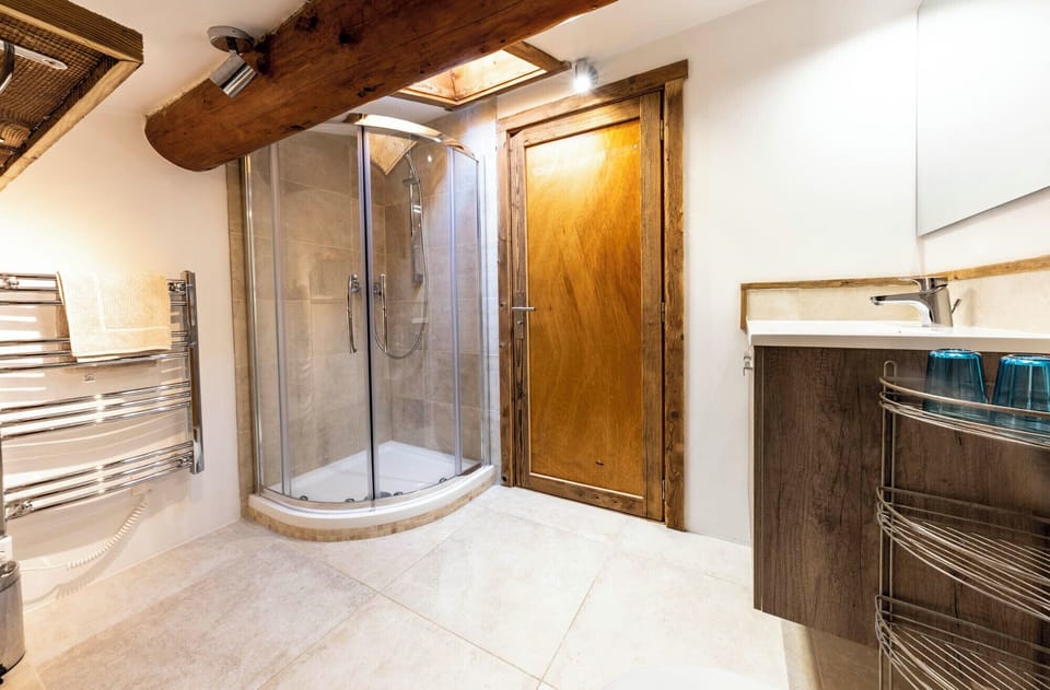 Economy Studio, Shared Bathroom | Bathroom | Free toiletries, hair dryer, towels, soap