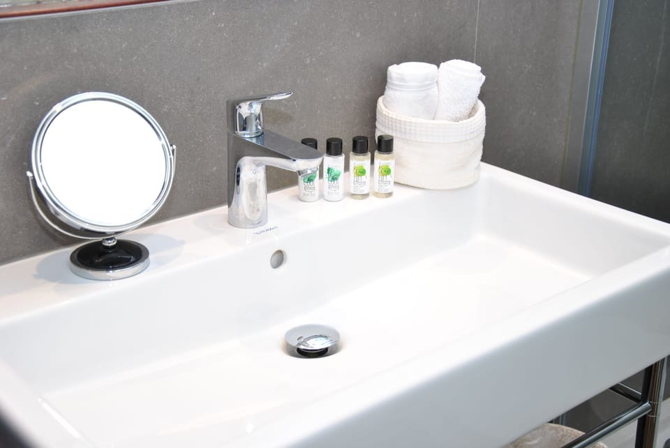 Room with Bow Window, ground floor with terrace and Sea view | Bathroom amenities | Towels