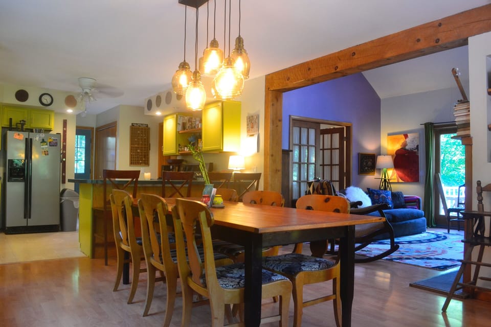  Open floor plan leading to kitchen & living area. Great natural light and flow.