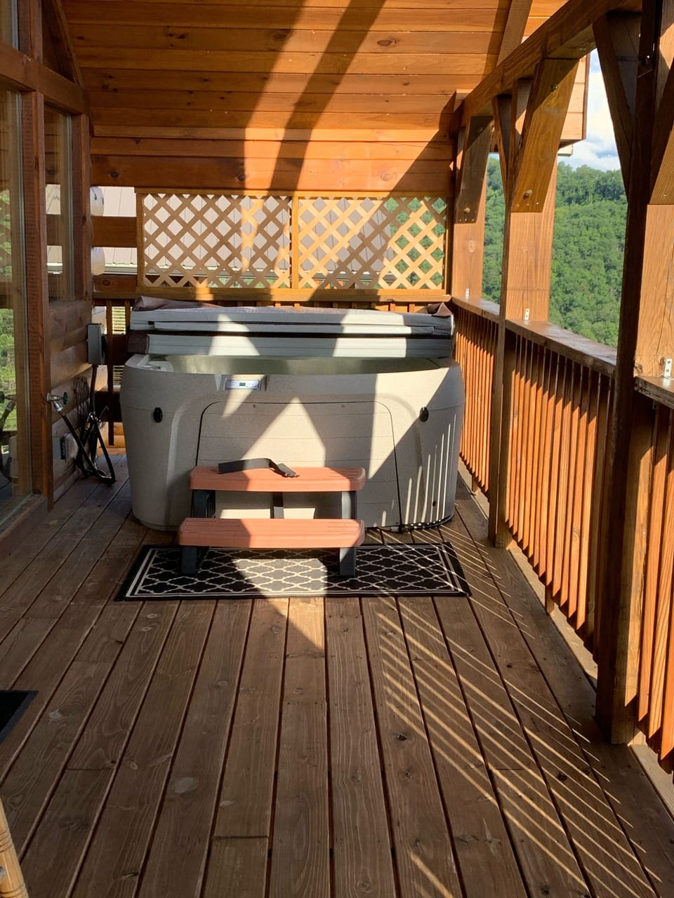 Hot tub!  Lovely MTN views 