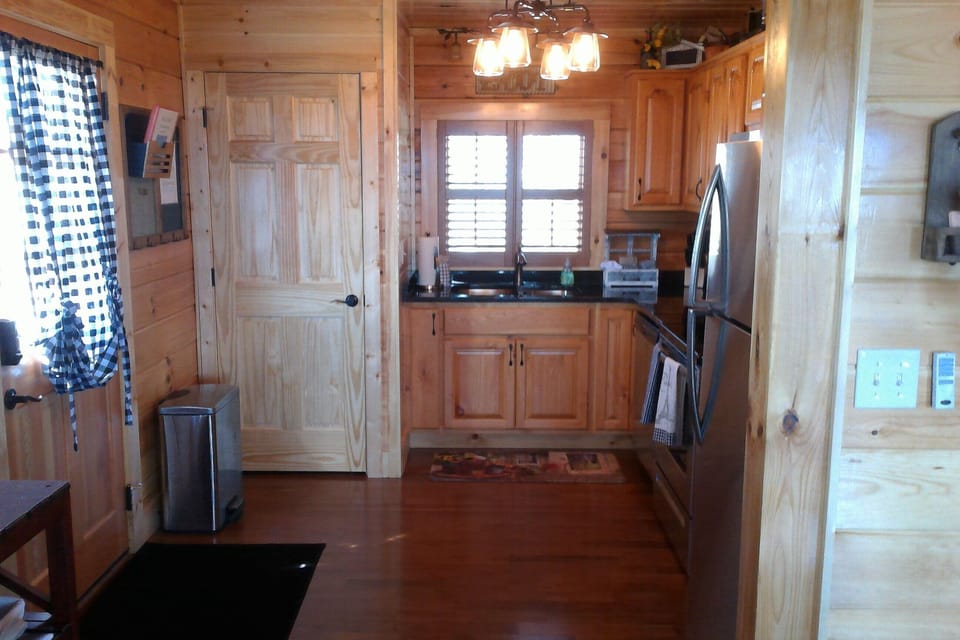 Genuine LOG CABIN wood shutters*Keurig,  SS appl., Washer-dryer stackable 