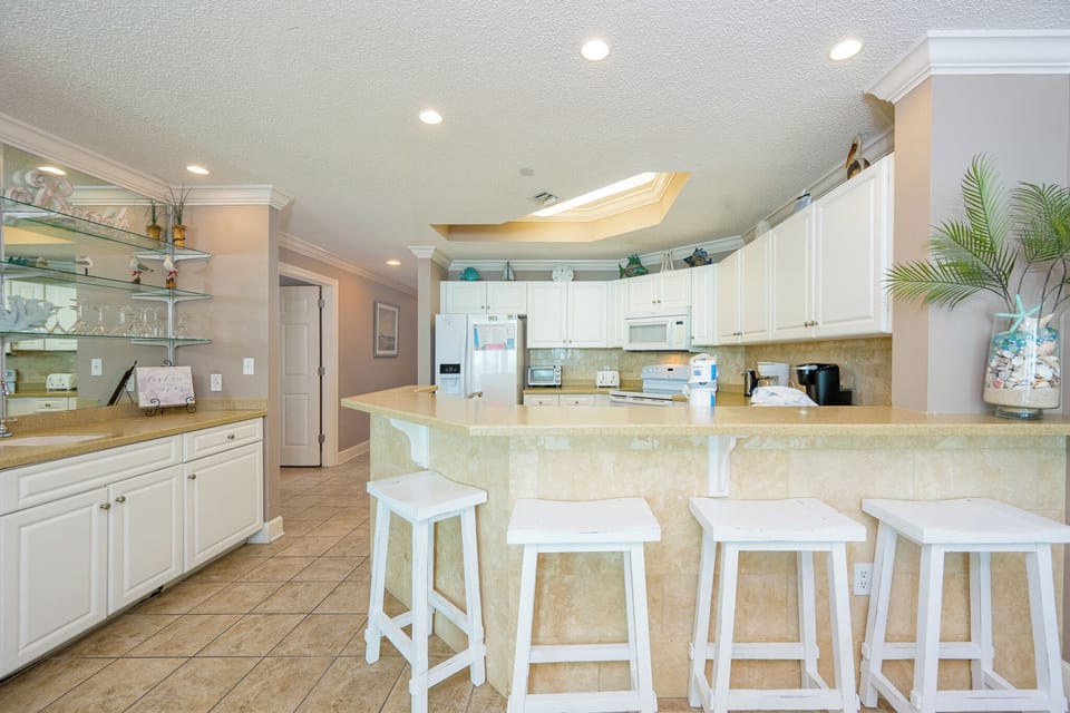 Sip your morning coffee at the breakfast bar and get ready for a beach day in this stylish space
