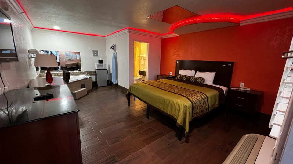 Romantic Room, 1 King Bed | Desk, free WiFi, bed sheets