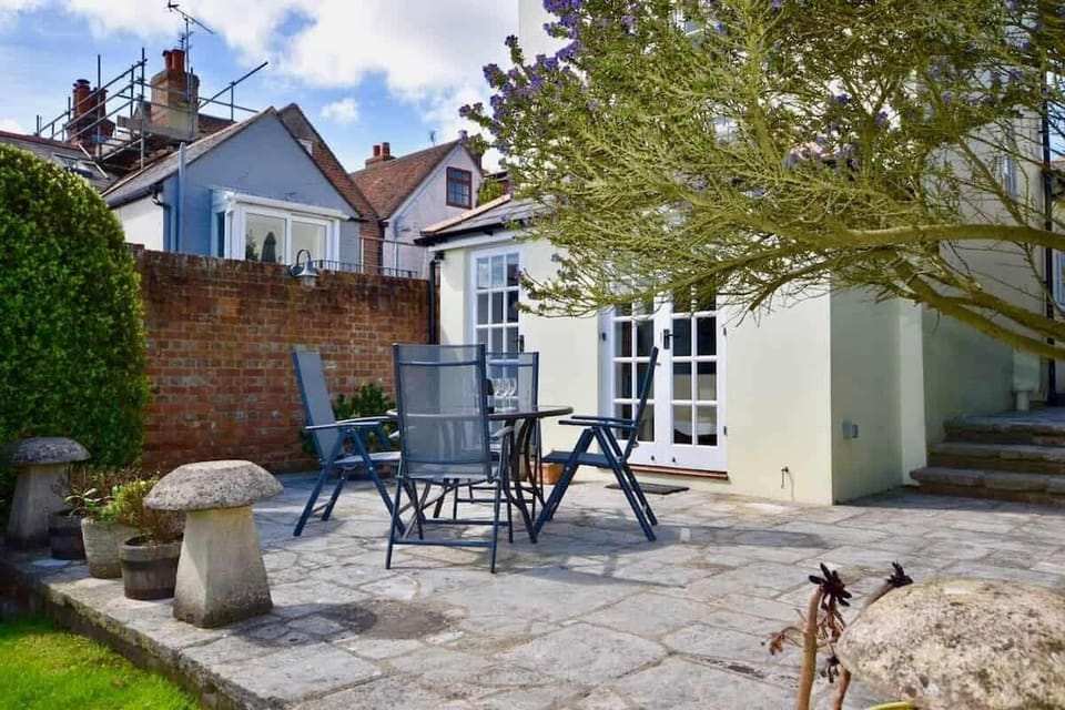 Outdoor seating area at Mulberry Cottage, perfect for morning coffee or evening drinks near Cowes seafront.
