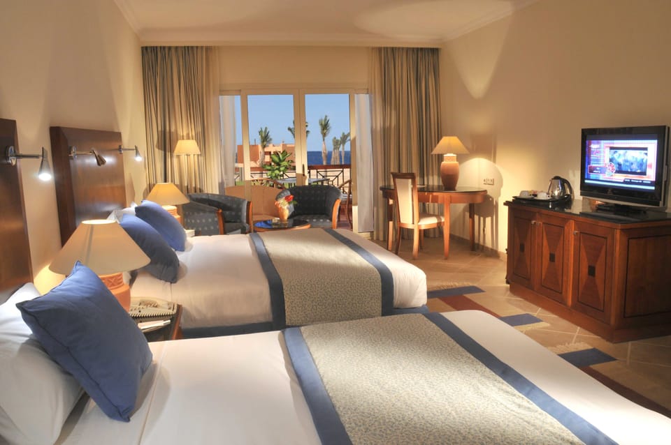 Family King Bed, Garden View | Minibar, in-room safe, individually decorated, desk