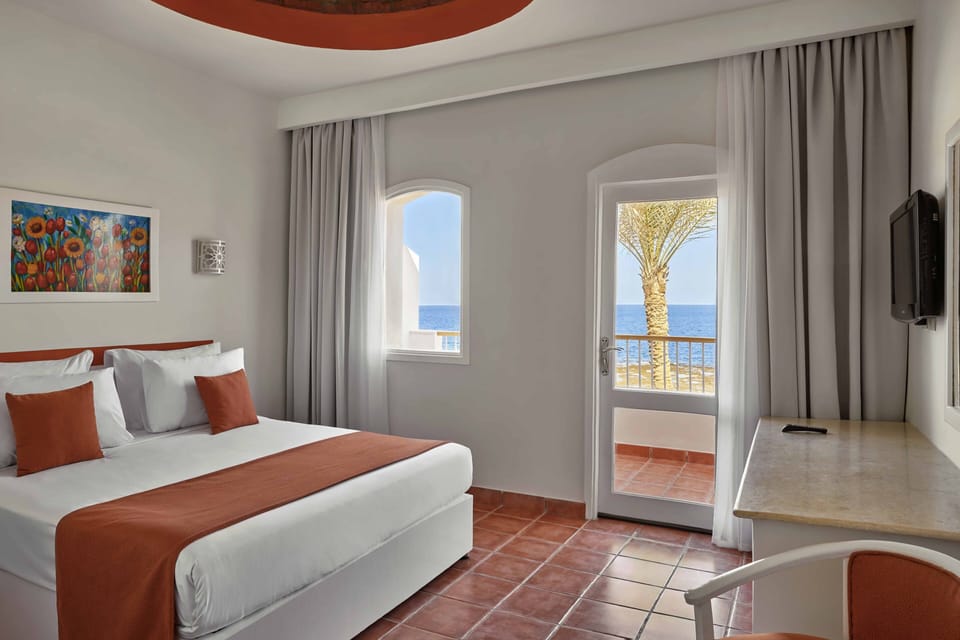Standard Room, Sea View (Superior, King or Twin Bed) | Minibar, in-room safe, desk, blackout drapes