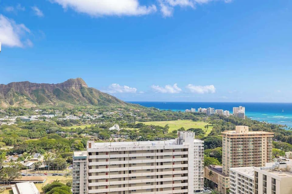 Ocean and Diamond Head views from the balcony
