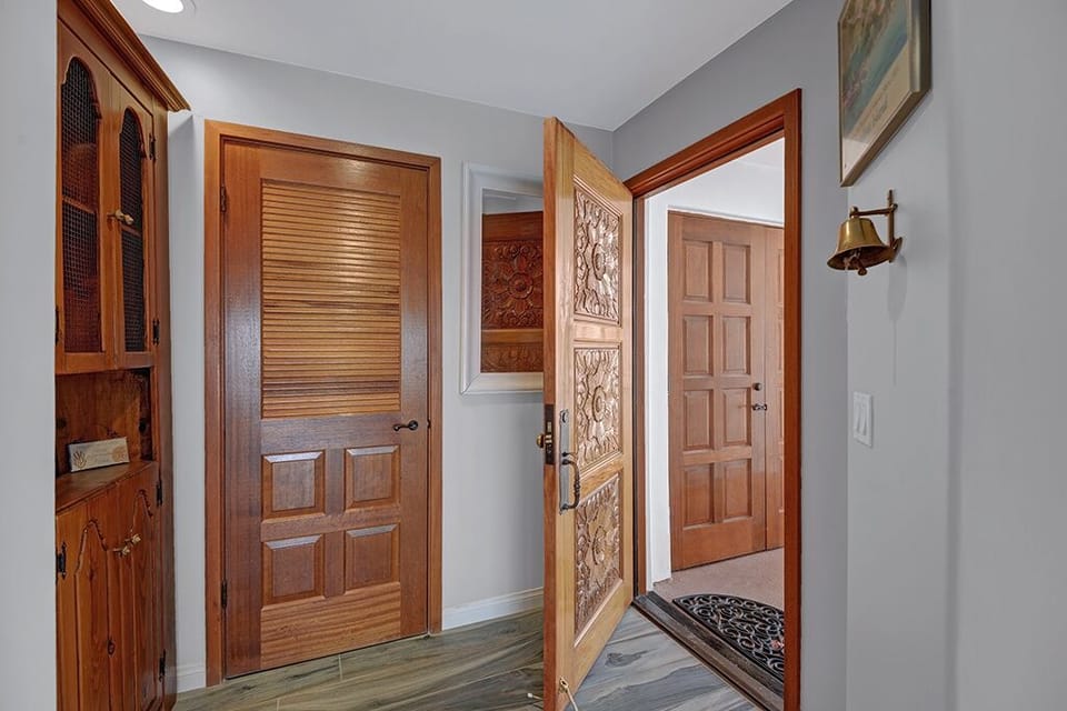 ENTRY WAY mls.jpg