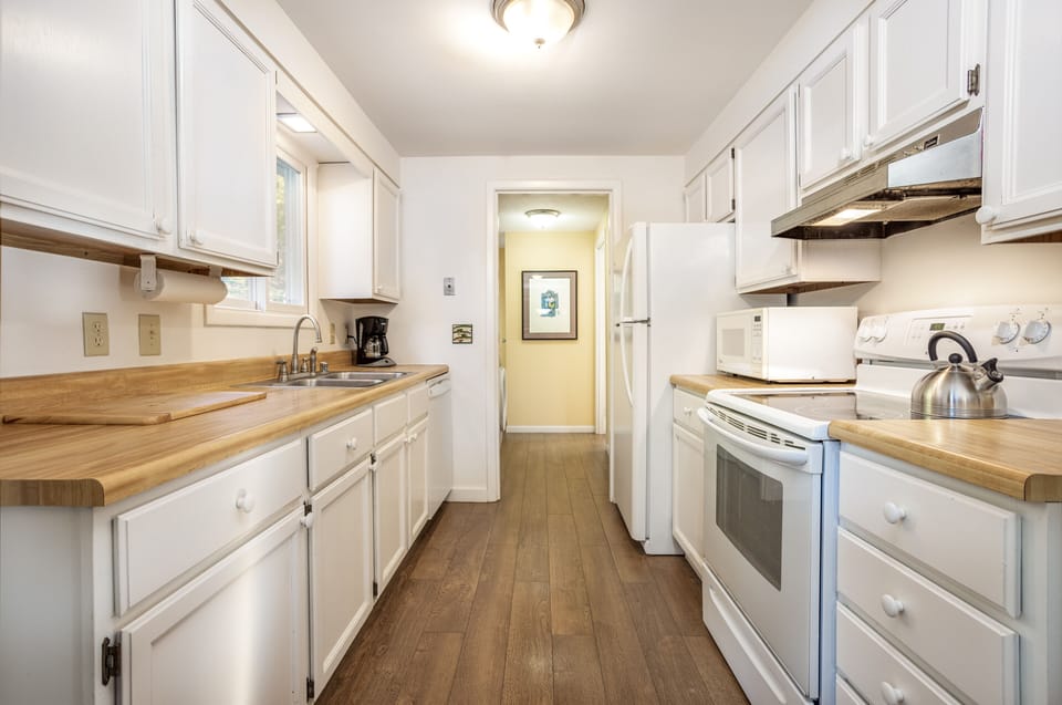 Fully equipped kitchen with all the basics you’ll need plus blender & crockpot 