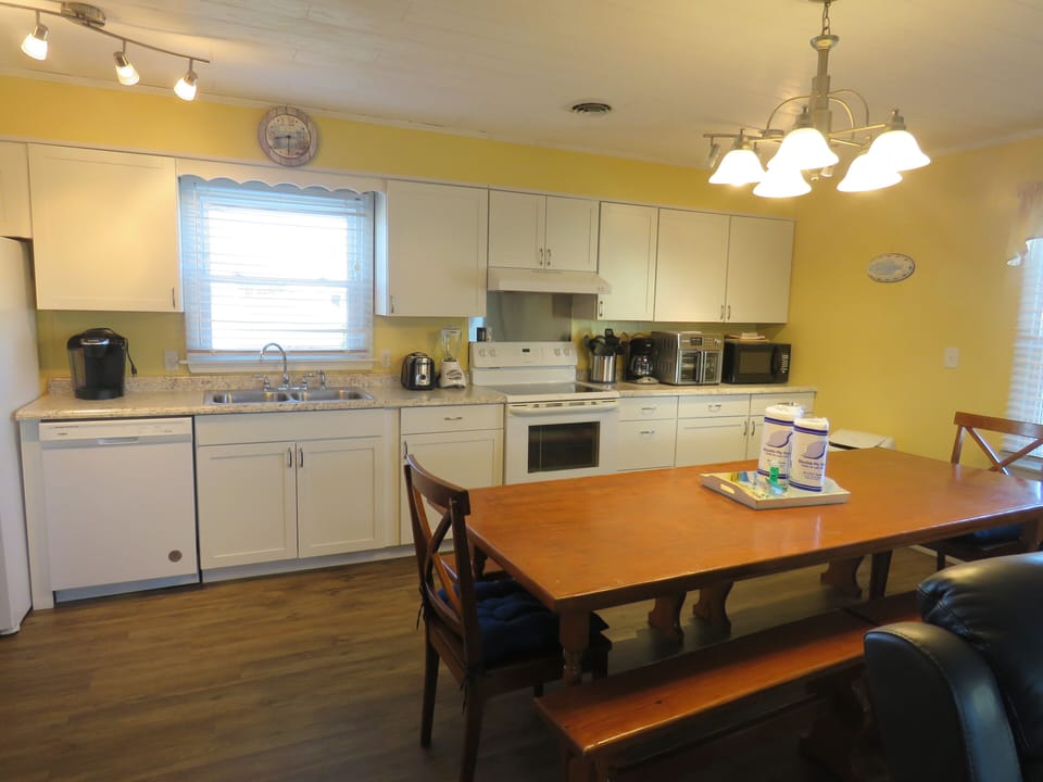 Fully stocked kitchen w/ an air fryer and crock pot 