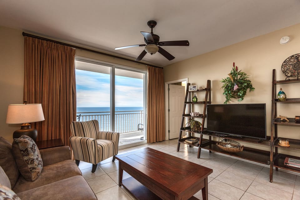 Spacious Ocean Front Living Room w/ a queen size sofa bed